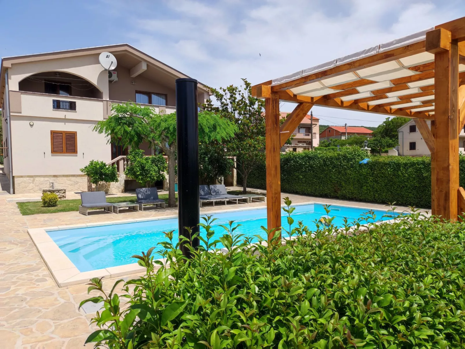 Angenehmes Haus in Posedarje mit großem Garten-Buiten