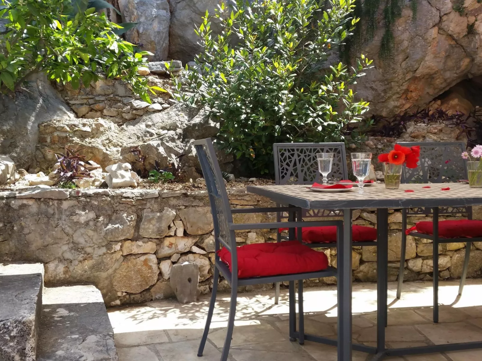 Charmantes Steinhaus mit Pool und Panoramablick-Buiten