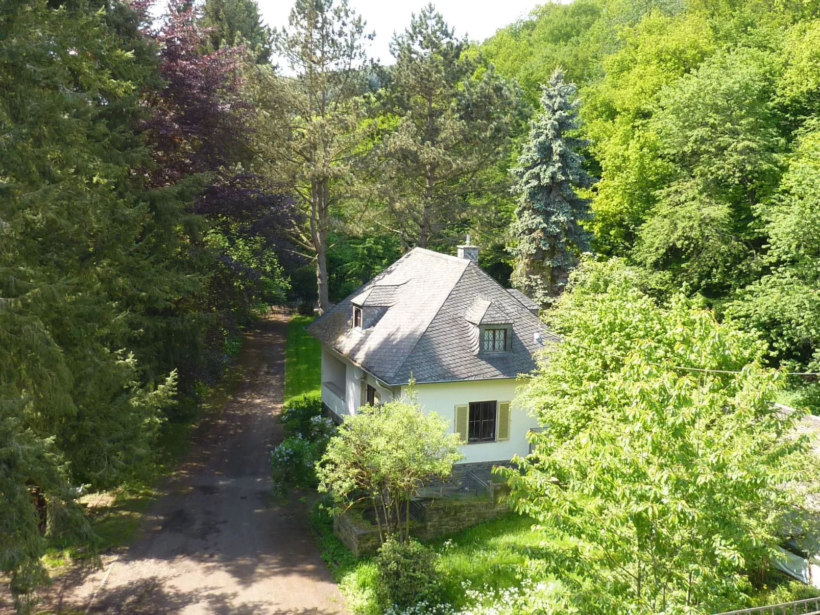 Holz-Blockhaus für vier Personen mit Terrasse-Buiten