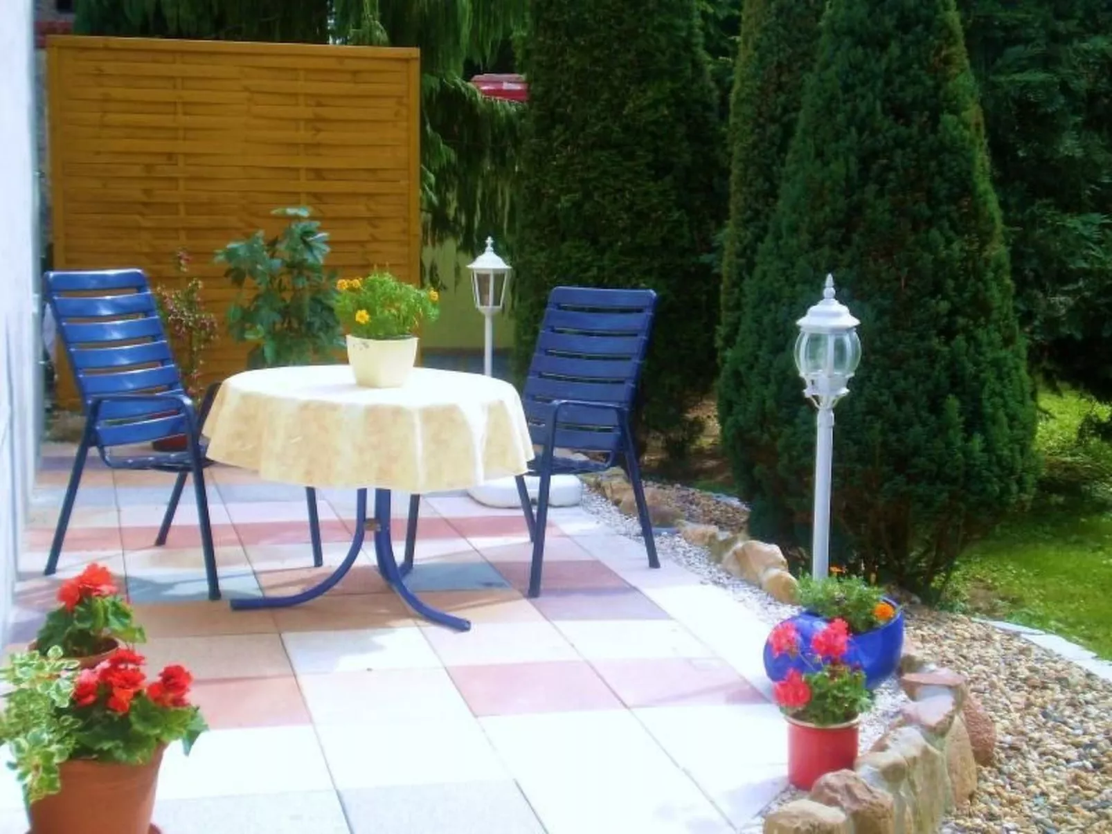 Gemütliche Wohnung mit Terrasse-Buiten