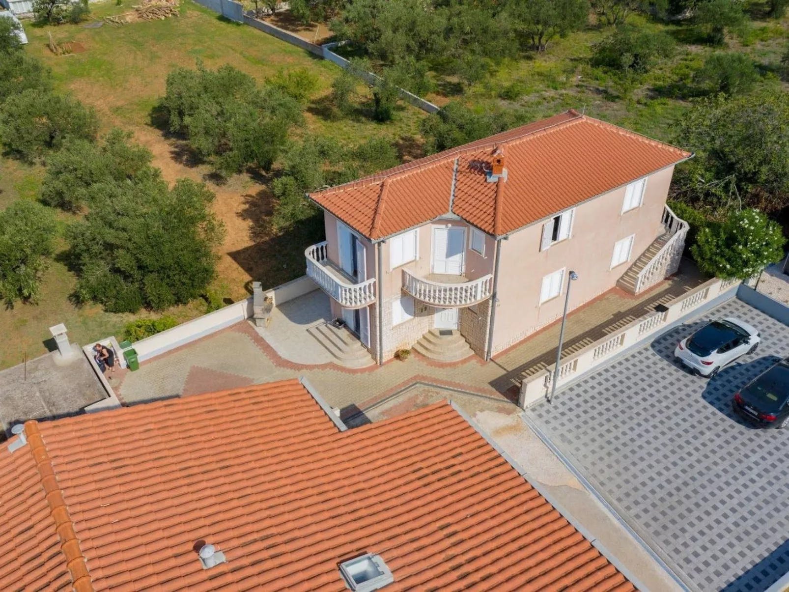 Schöne Wohnung in Sveti Filip I Jakov mit privatem Parkplatz-Buiten