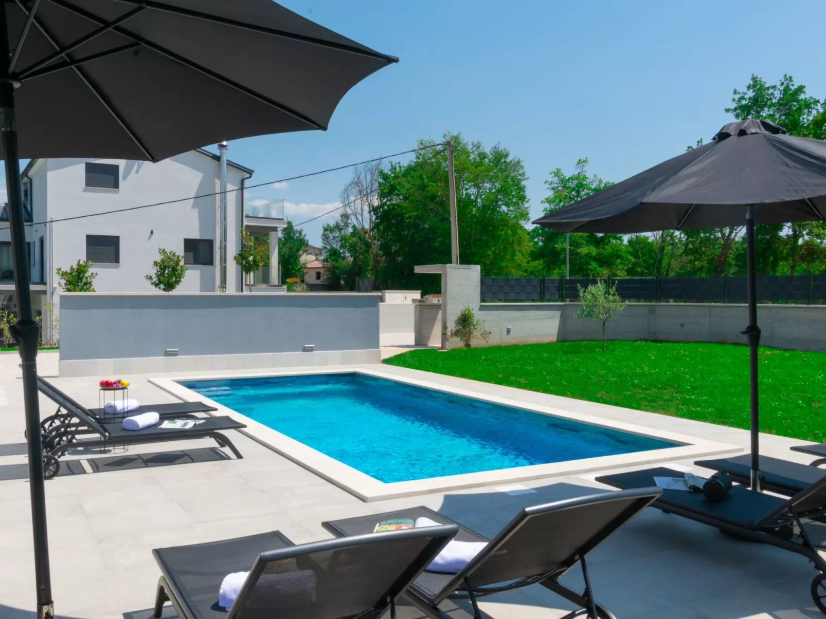 Modern 300m² Villa - King Beds and Leisure Zone-Buiten