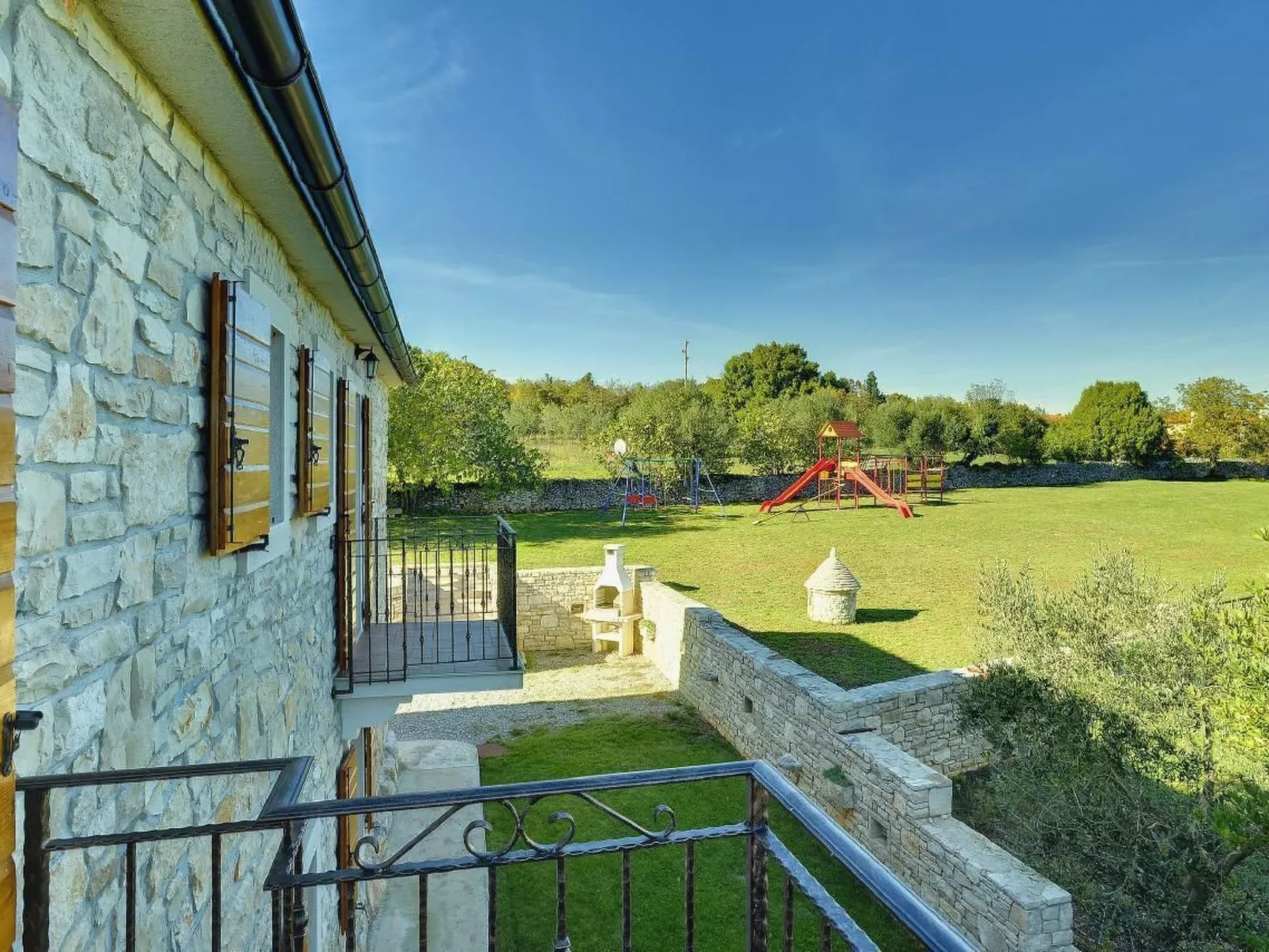 Appartement in Rakalj mit Großem Garten und Panoramablick-Buiten