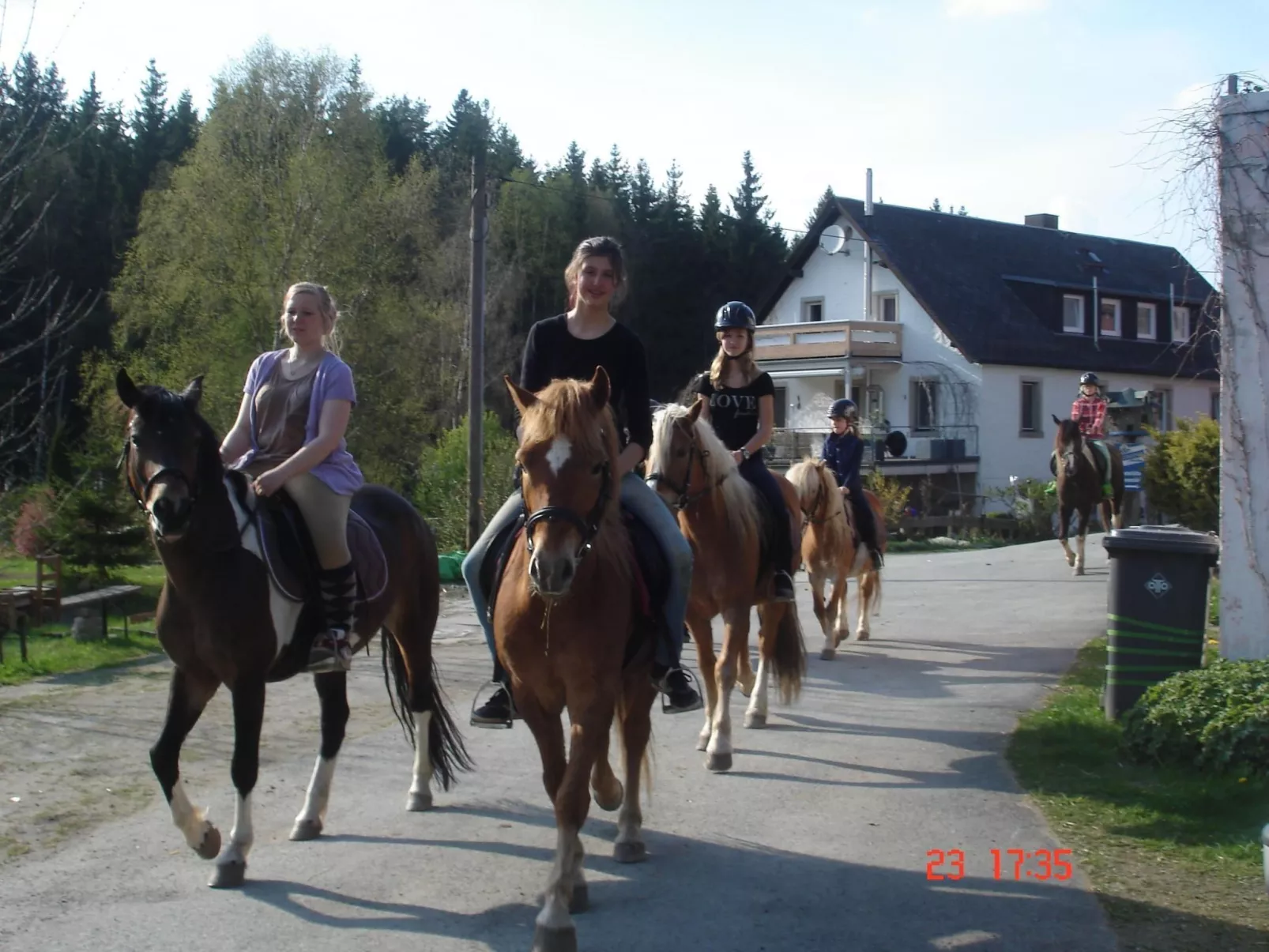 Auf einem Reiterhof-Buiten