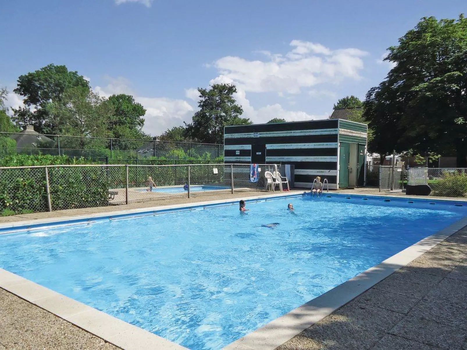 "Buurtweg213" mit Schwimmbad-Buiten