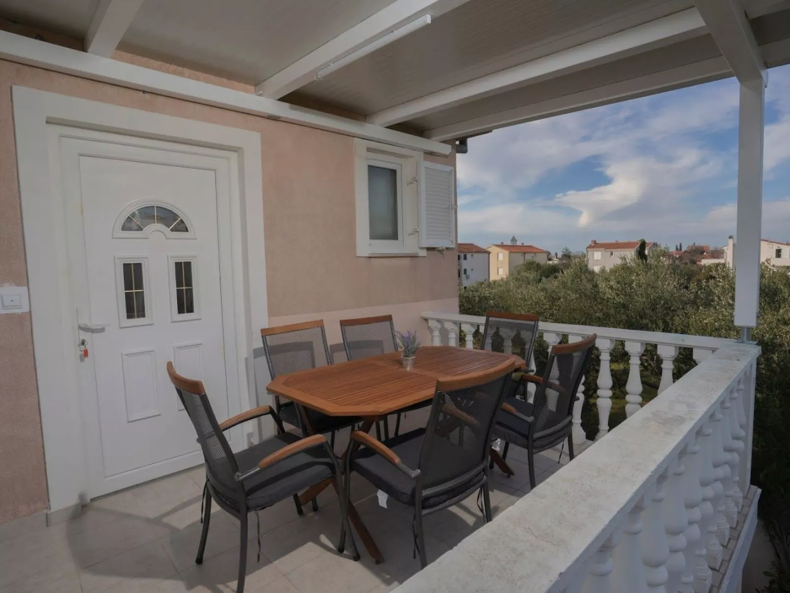 Angenehmes Apartment in Sveti Filip I Jakov mit privatem Parkplatz-Buiten