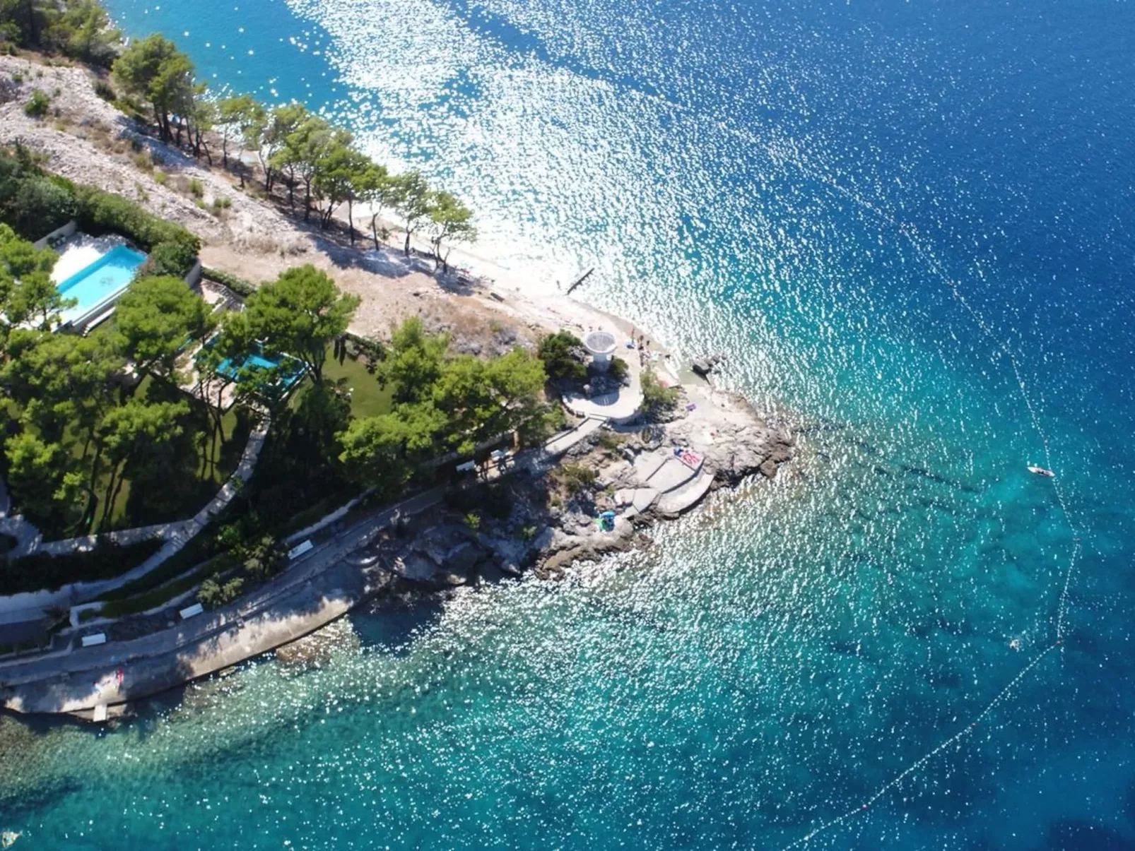 Hütte "Moj mir" mit Blick auf das Wasser-Image-tags.info
