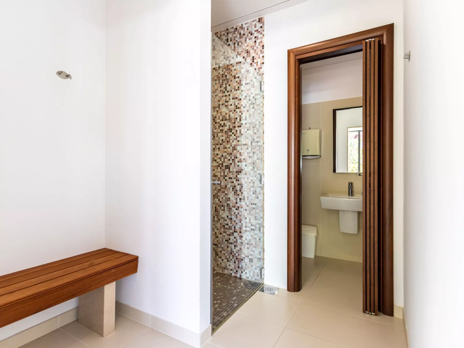 Große Ferienwohnung mit Pool, Garten und Terrasse-Binnen