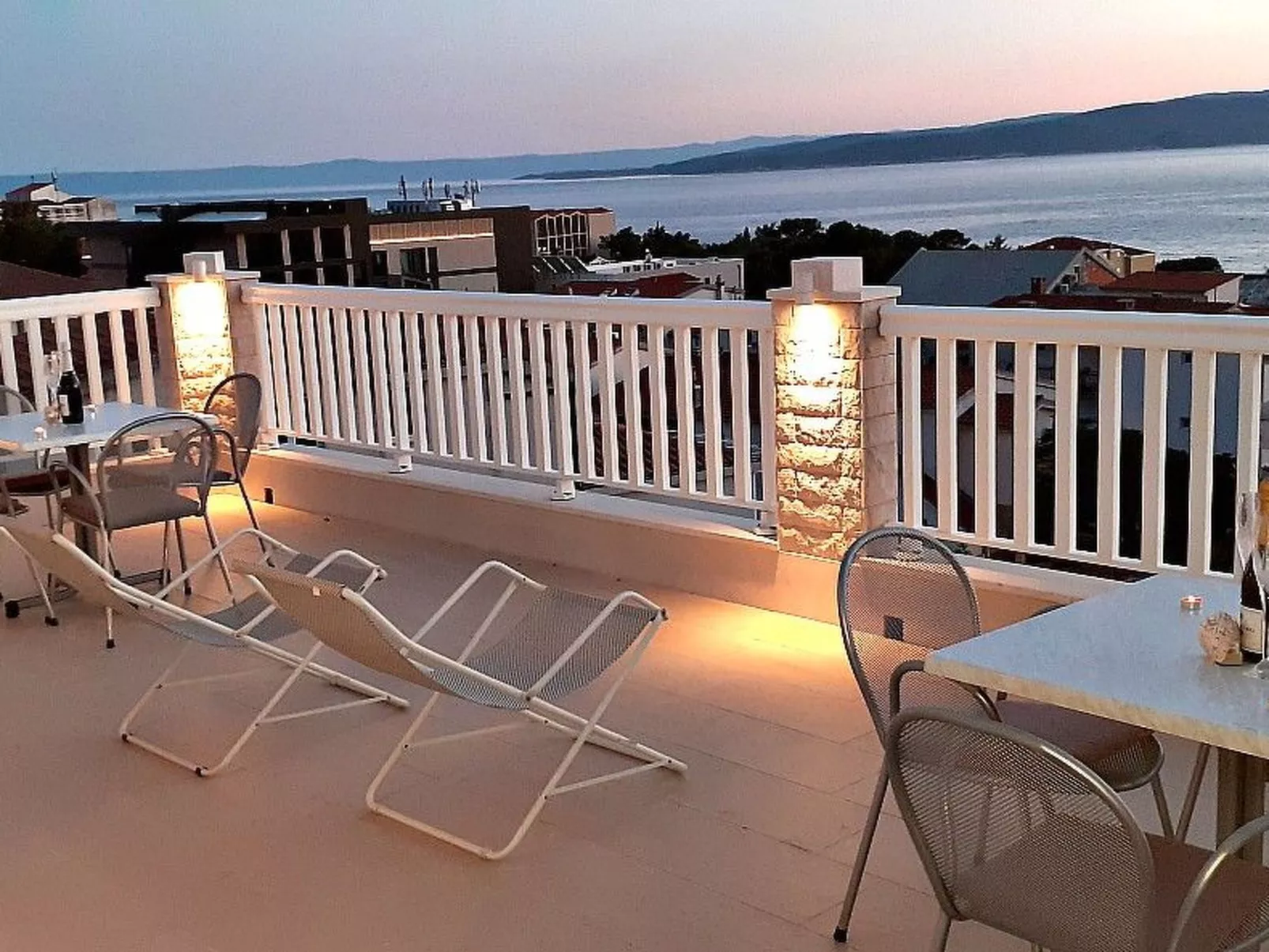 Schöne Ferienwohnung in Baska Voda mit Terrasse-Buiten