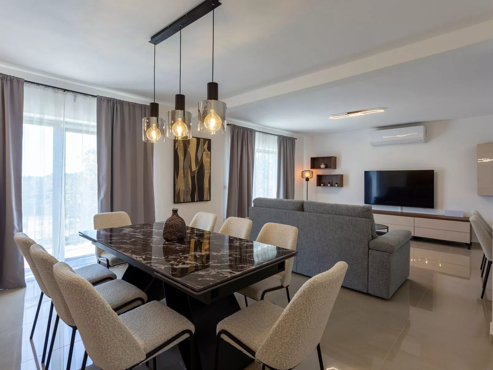 "Luxuriöse App. mit Pool"-Image-tags.info