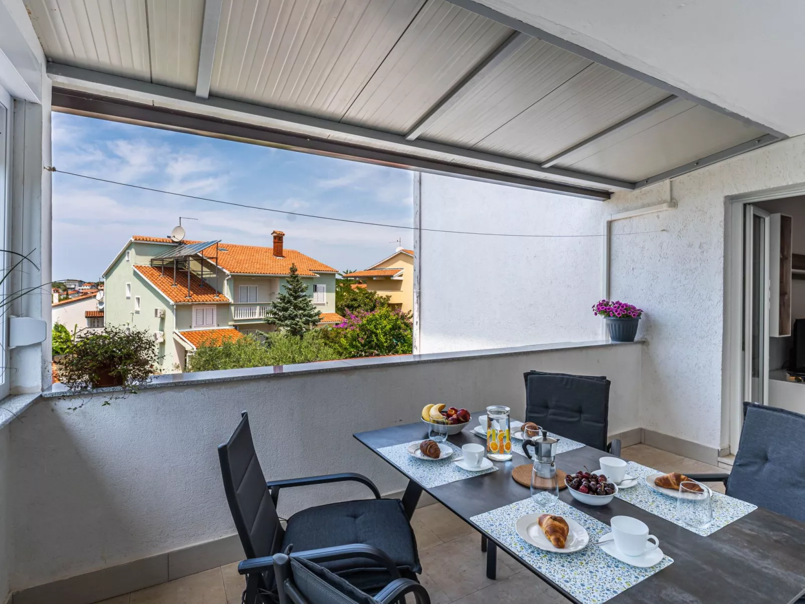 "Darko" mit Balkon-Buiten