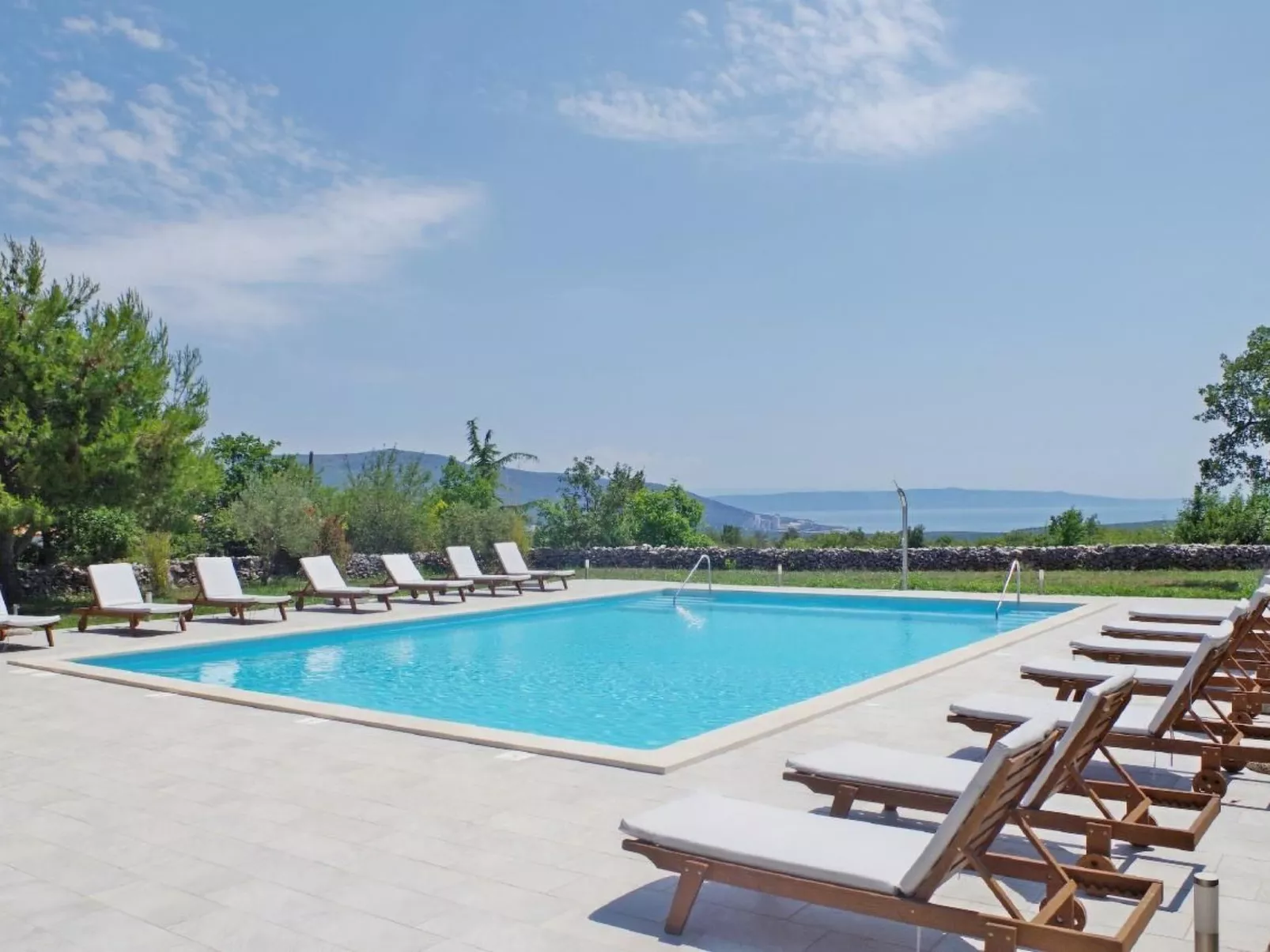 Wohnung in Rakalj mit Parkplatz und Poolblick-Buiten