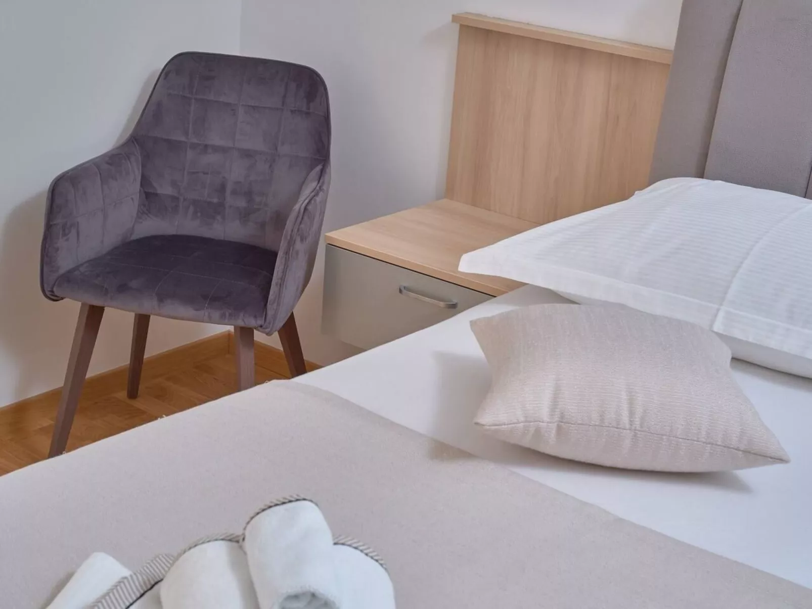 M Ganze Etage in einem geräumigen Haus mit Pool-Image-tags.info