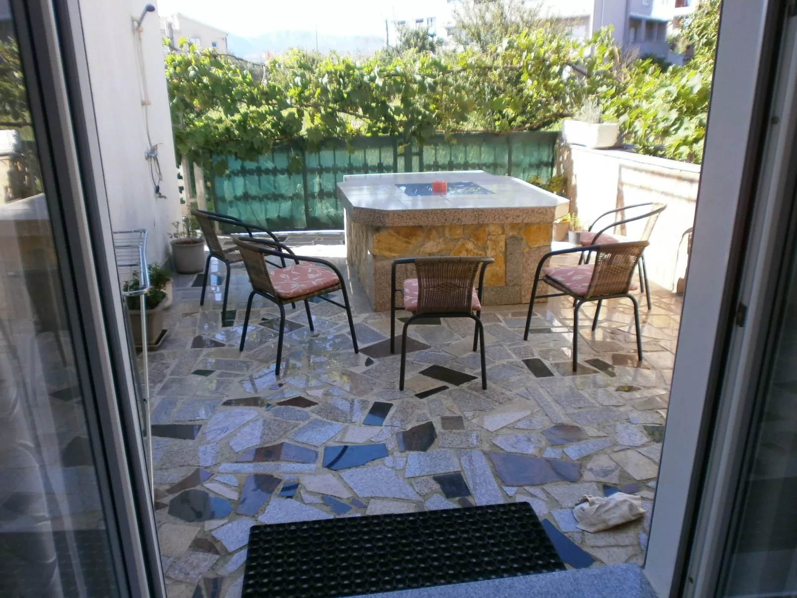 Für sechs Personen mit Terrasse-Buiten