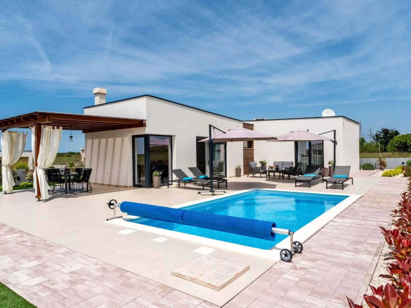 Villa mit beheiztem Pool - von TA Leut Agency-Buiten
