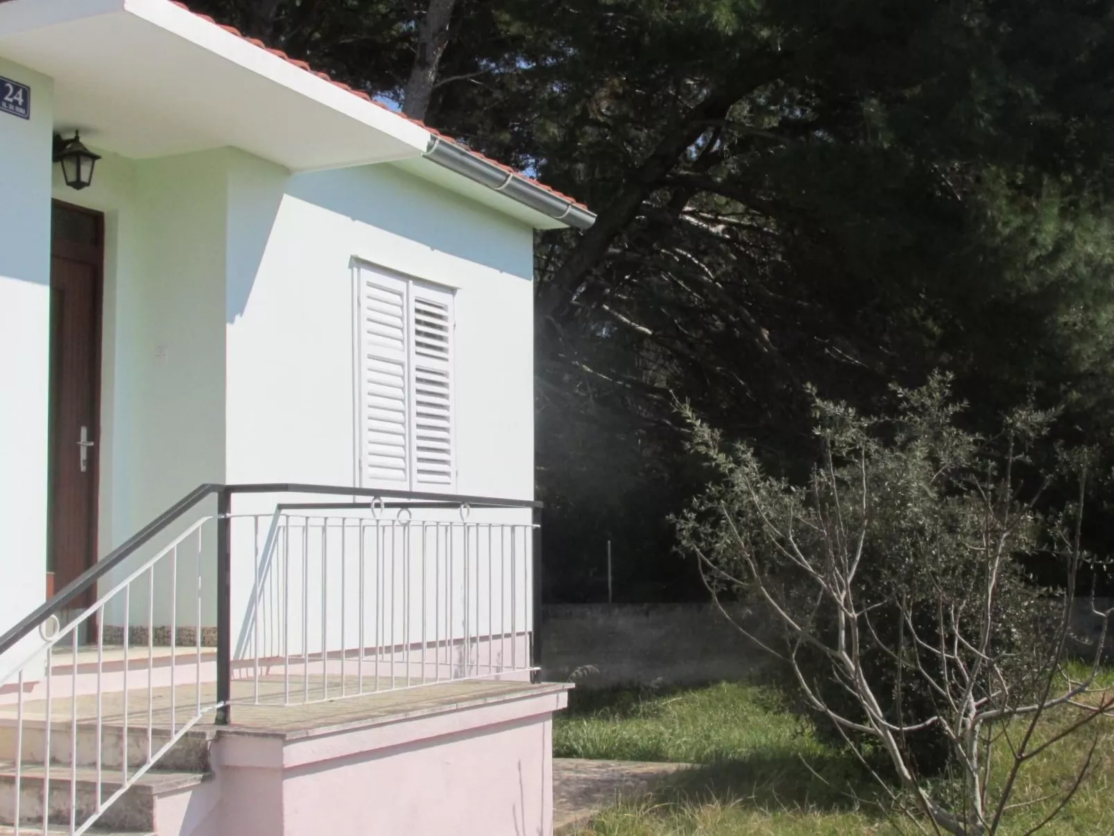 Haus in Ugljan mit Terrasse, Garten und Barbecue-Buiten