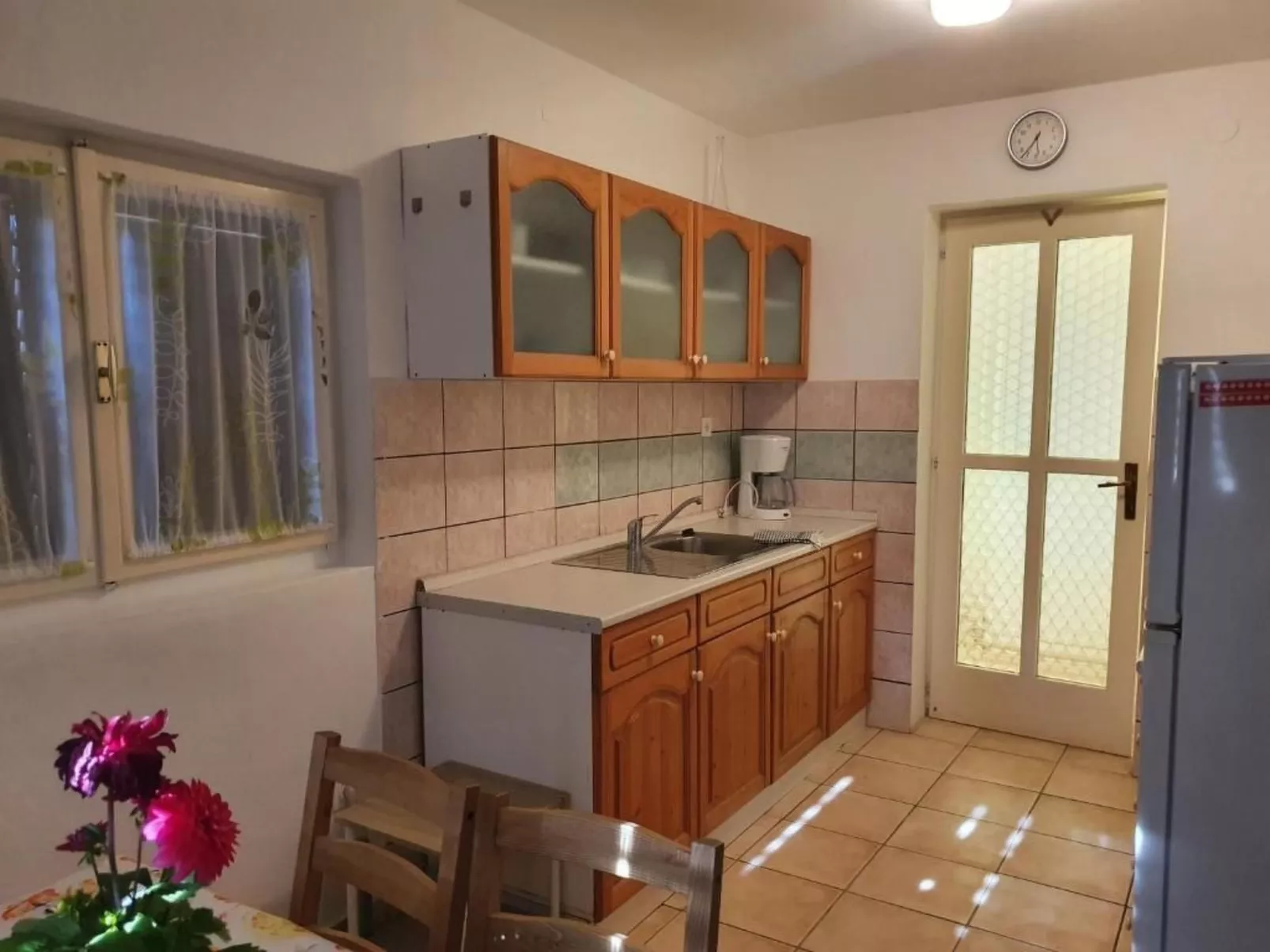 "Nikica" mit Blick auf das Meer-Image-tags.info