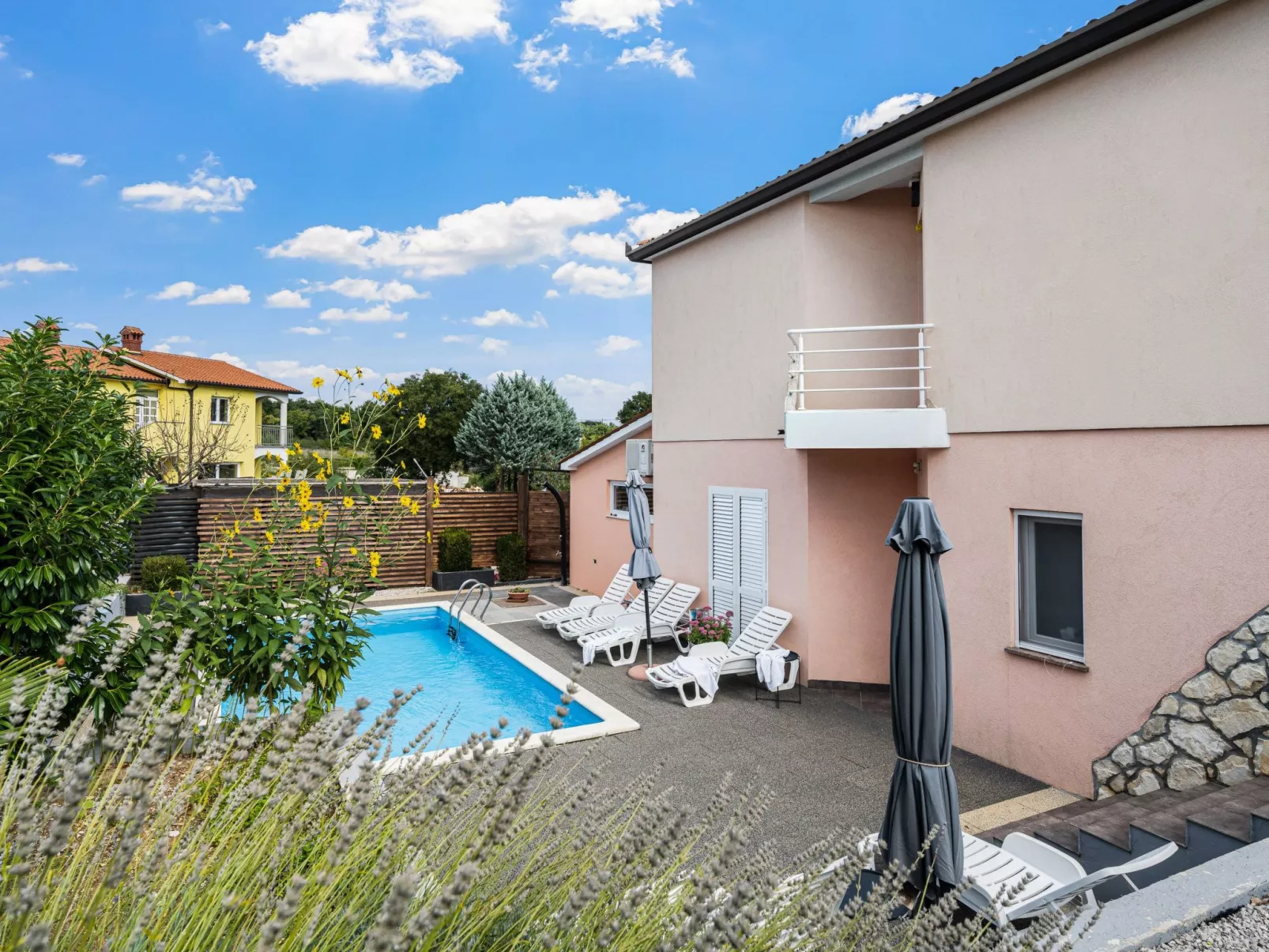 Mit Blick auf das Wasser-Buiten