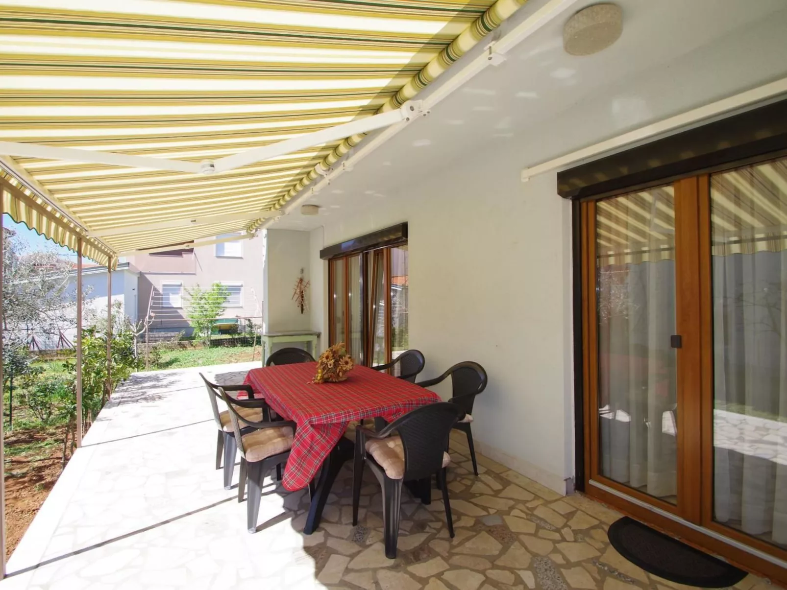 Geräumige Wohnung mit schöner Terrasse und Garten-Buiten