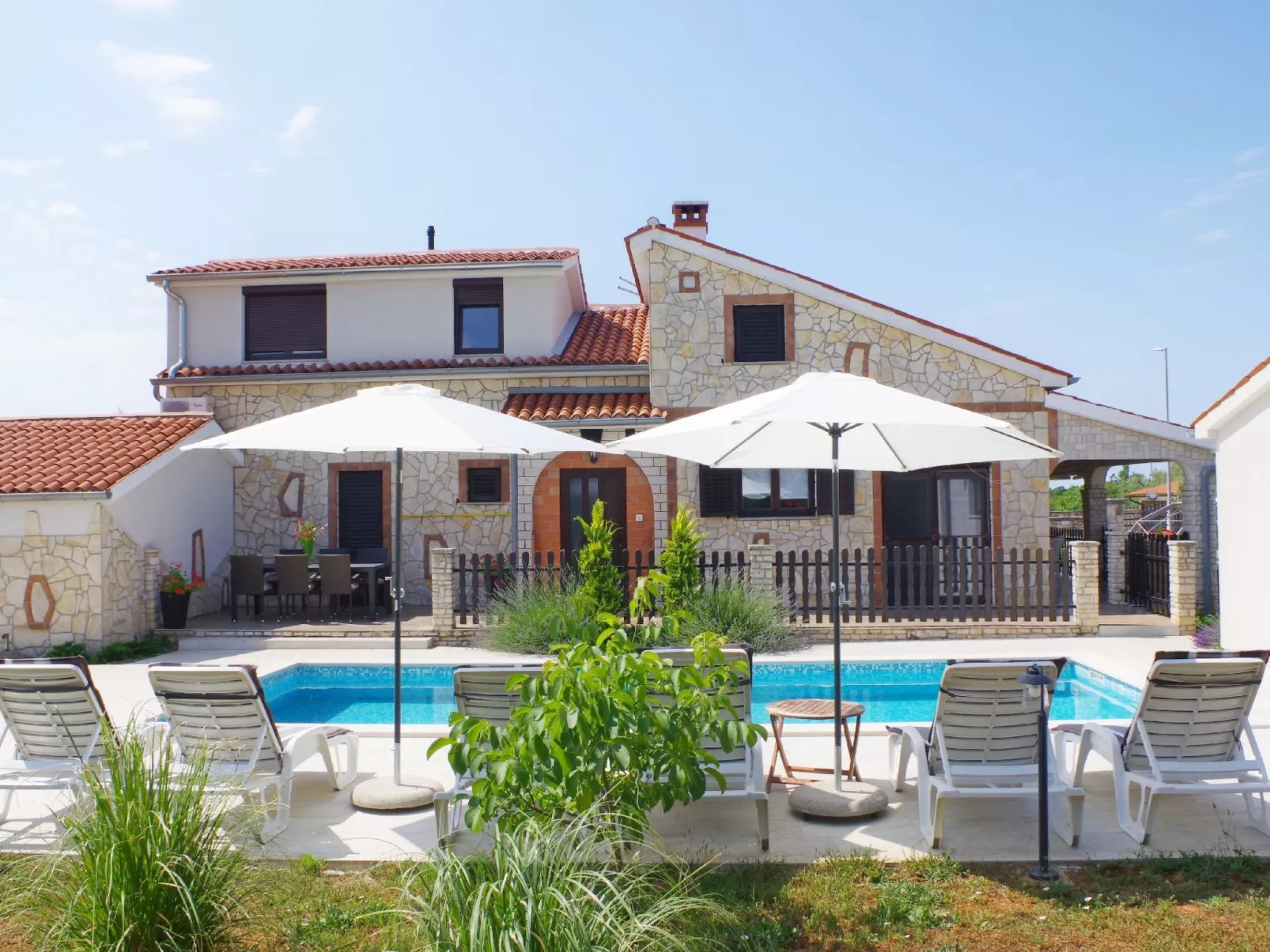 Geräumiges Ferienhaus mit 4 Schlafzimmern und privatem Pool-Buiten