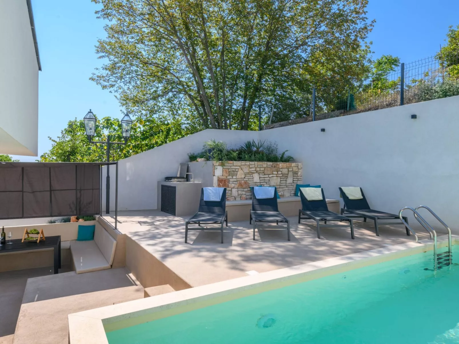 In Vintijan mit Privatem Pool-Buiten