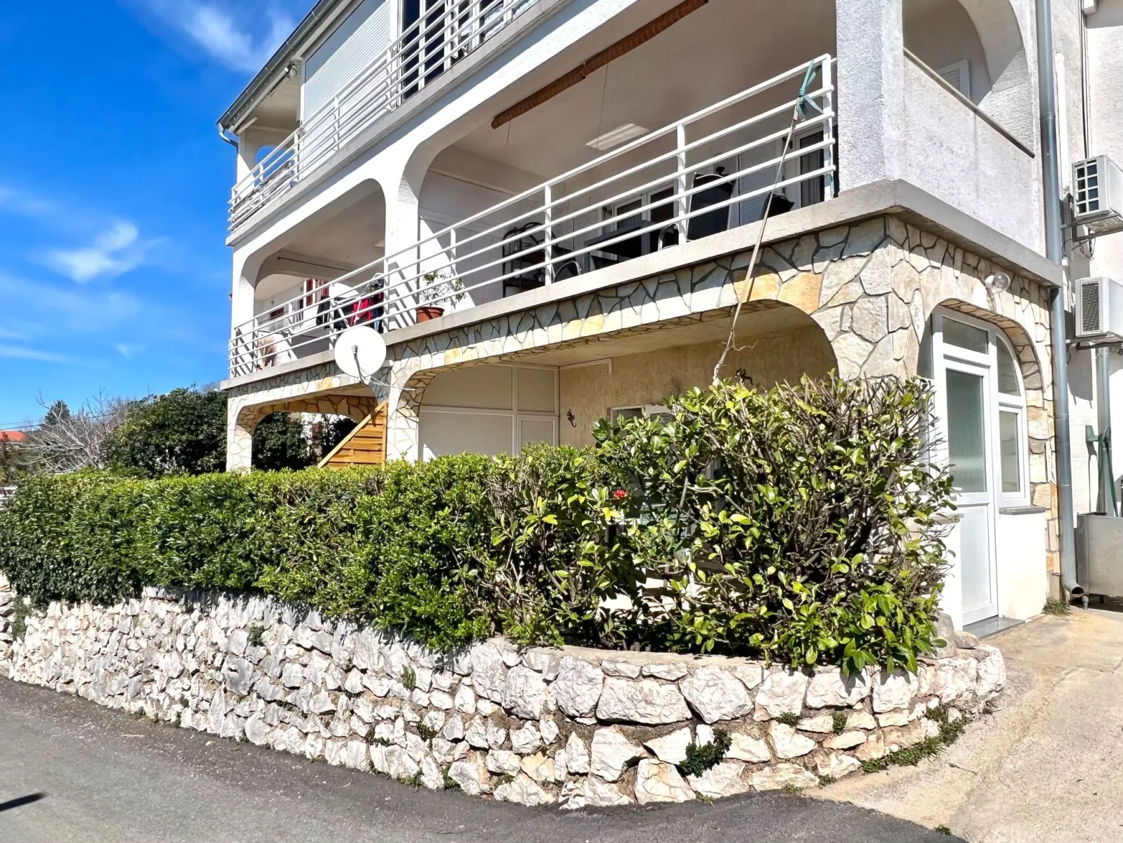 In Dramalj mit Terrasse und Garten und Meerblick-Buiten