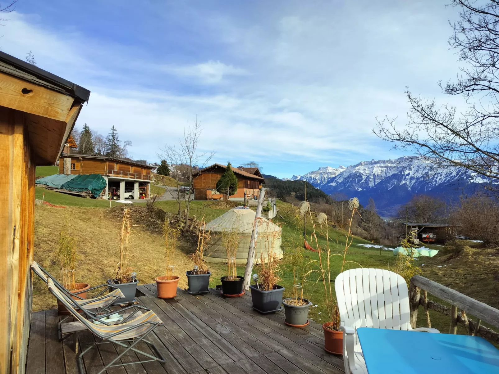 Einzigartige Holzhütte mit Bergpanorama-Buiten