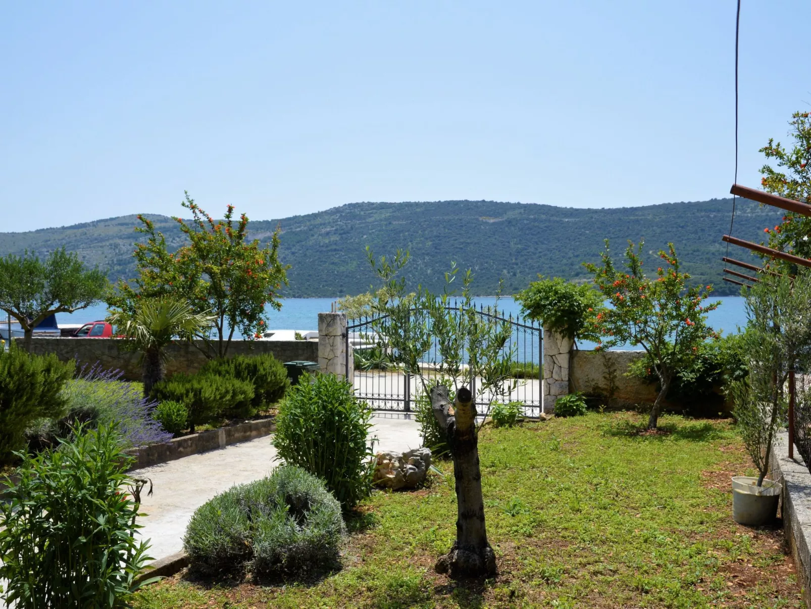 Schöne Wohnung in Poljica mit privatem Parkplatz-Buiten