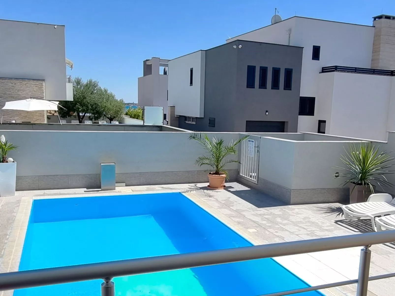 Erdgeschoss-Ferienwohnung mit Garten und Pool-Buiten