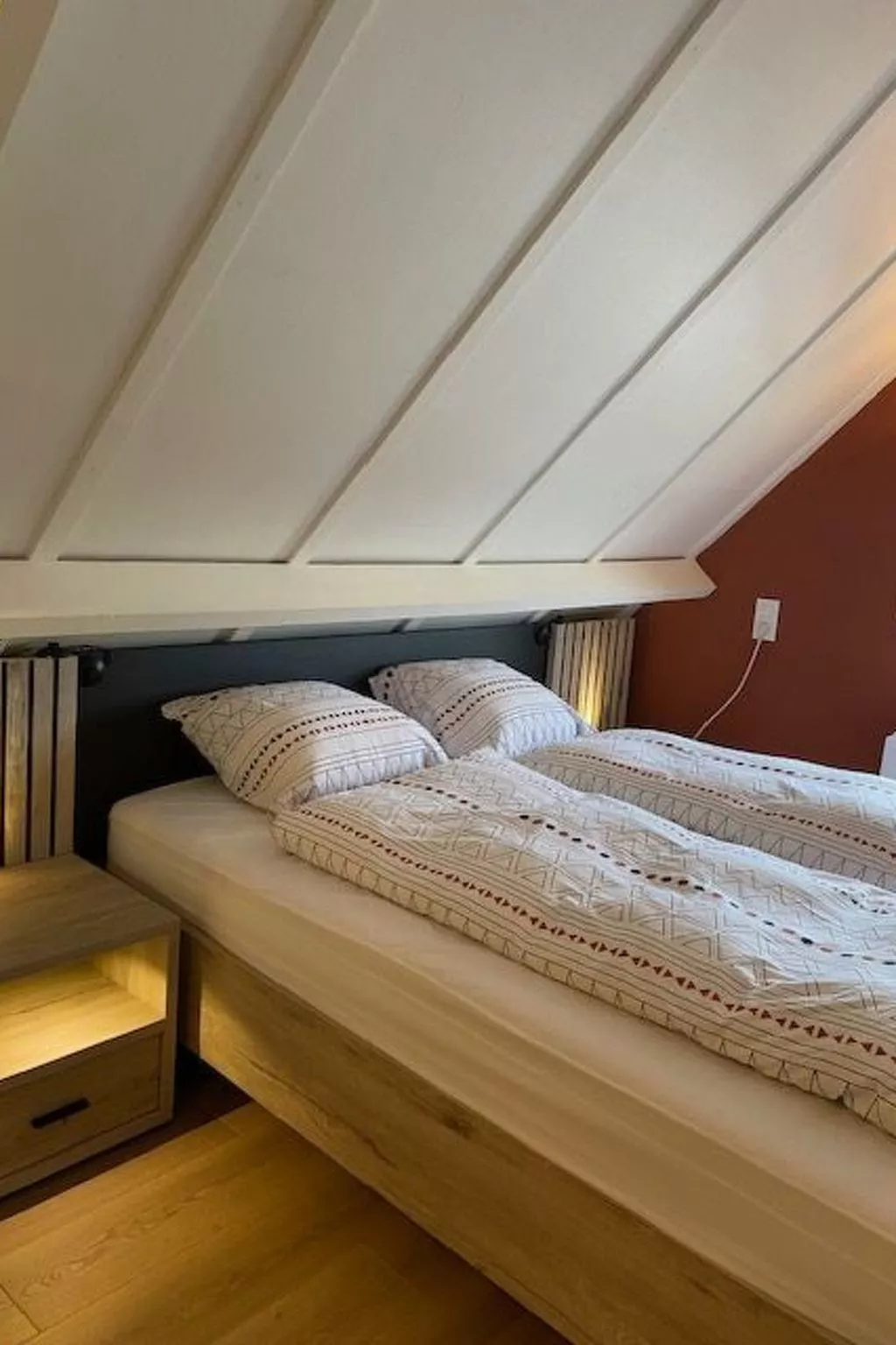 Zonnewind in der Nähe von Dünen und Wald-Binnen