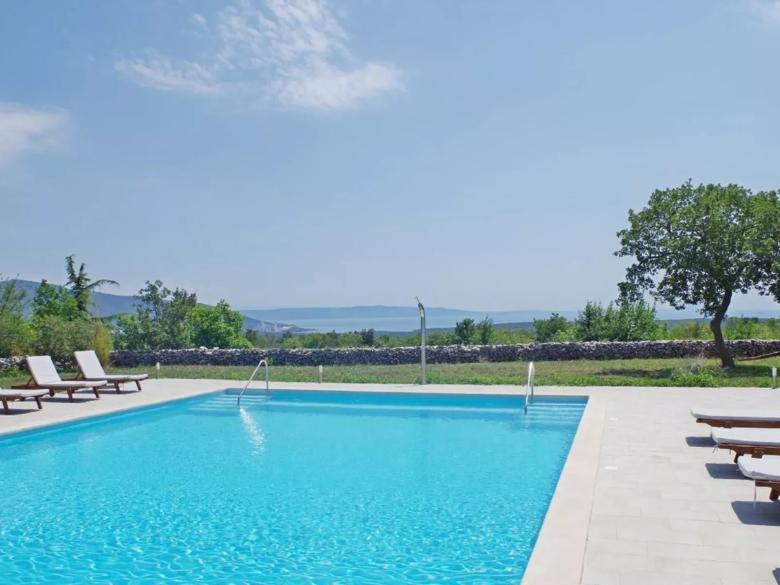 In Rakalj mit Grill, Garten und Terrasse-Buiten