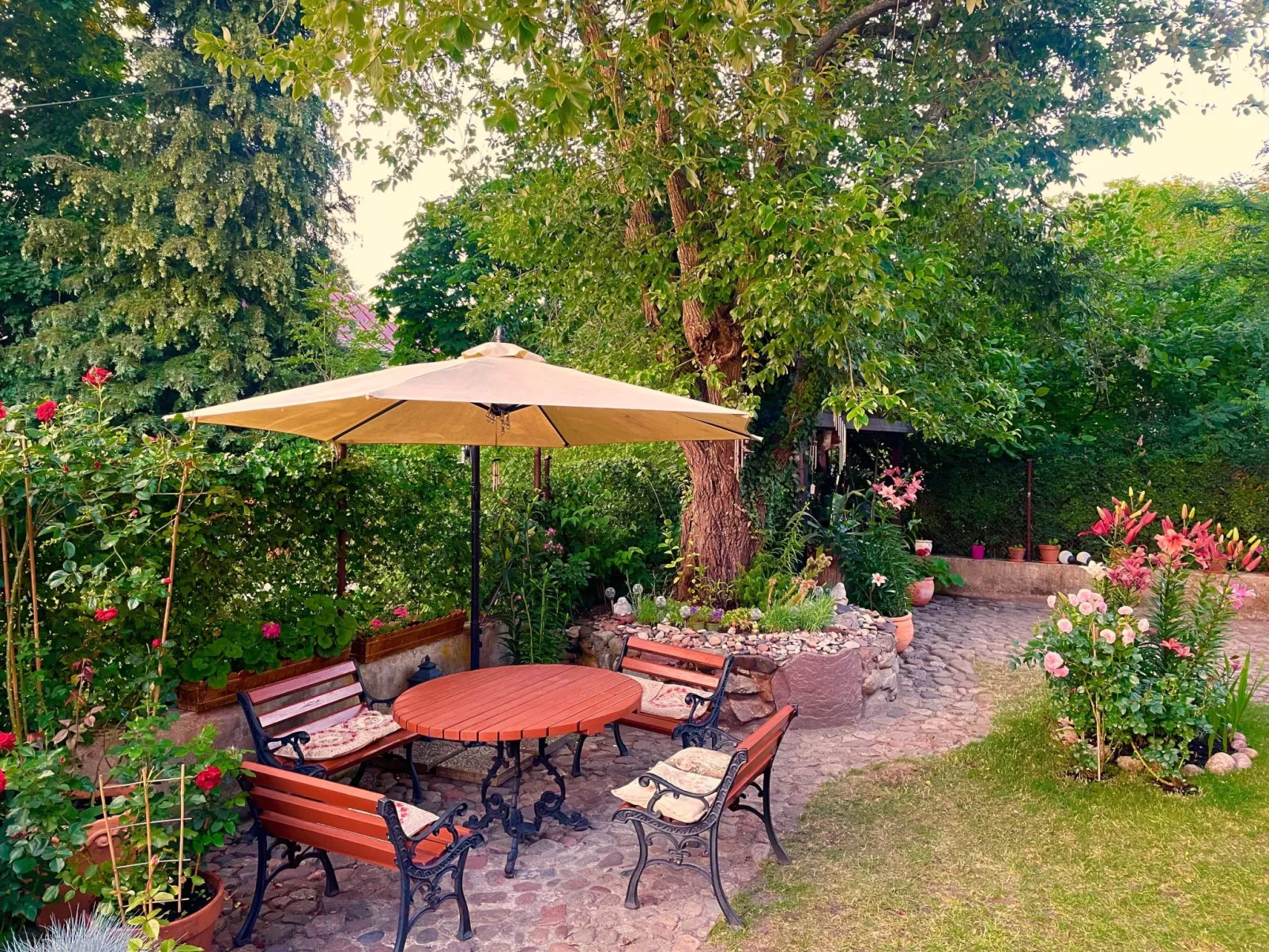 Anwesen mit Garten, Grill und Terrasse-Image-tags.info
