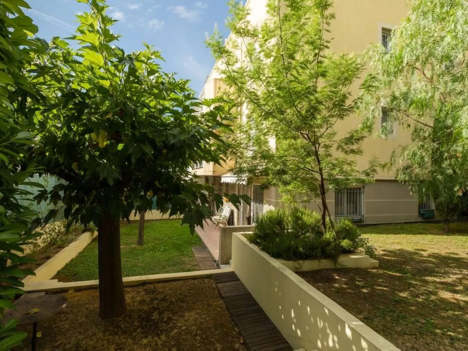 Mit privatem Garten und Terrasse-Buiten