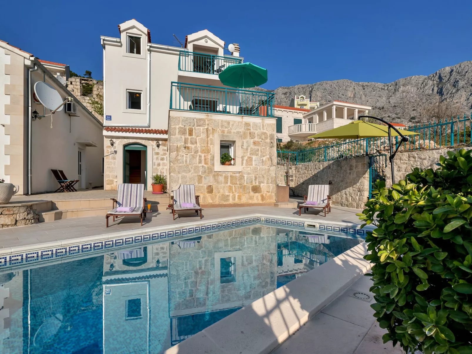 "Podgora" mit Blick auf das Wasser-Buiten