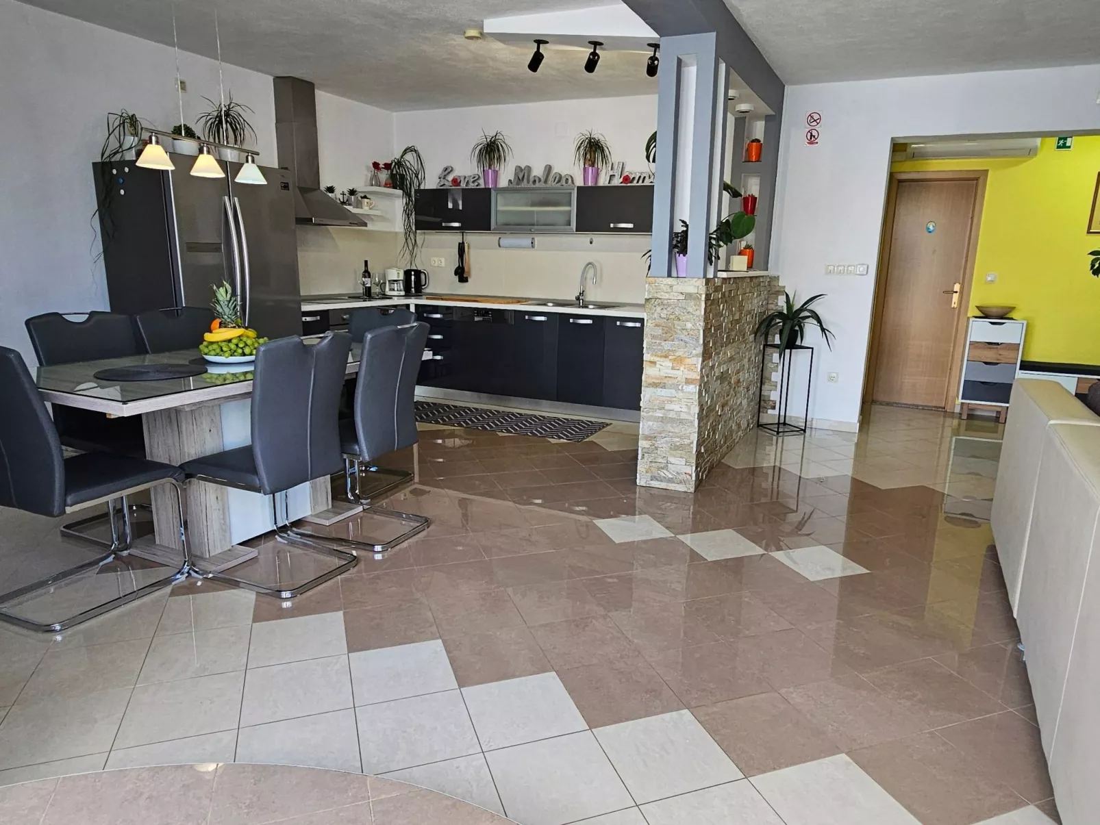 "MaLea" mit Blick auf das Wasser-Binnen