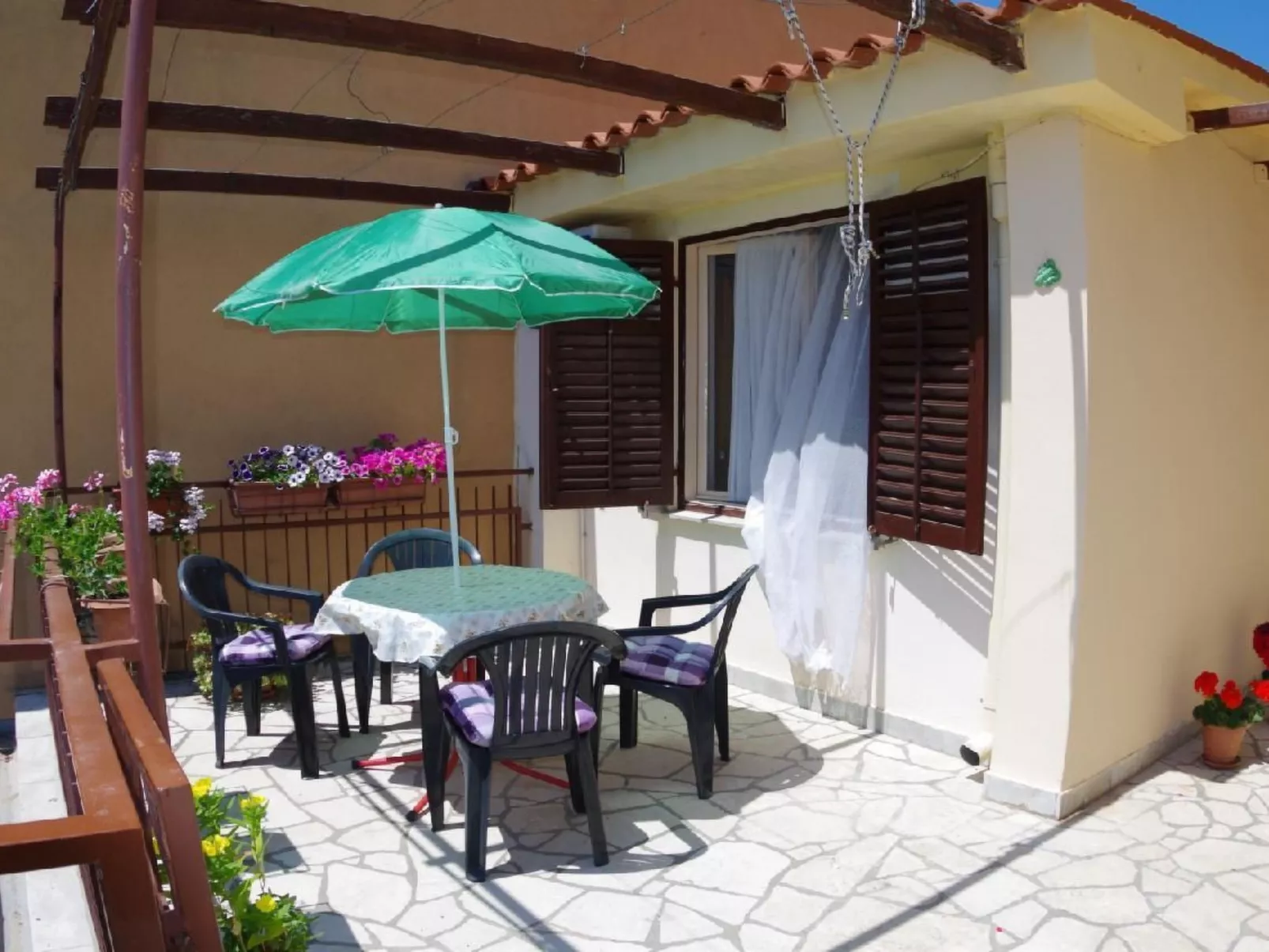 Schönes Apartment in Pješčana Uvala, Strand in der Nähe-Buiten