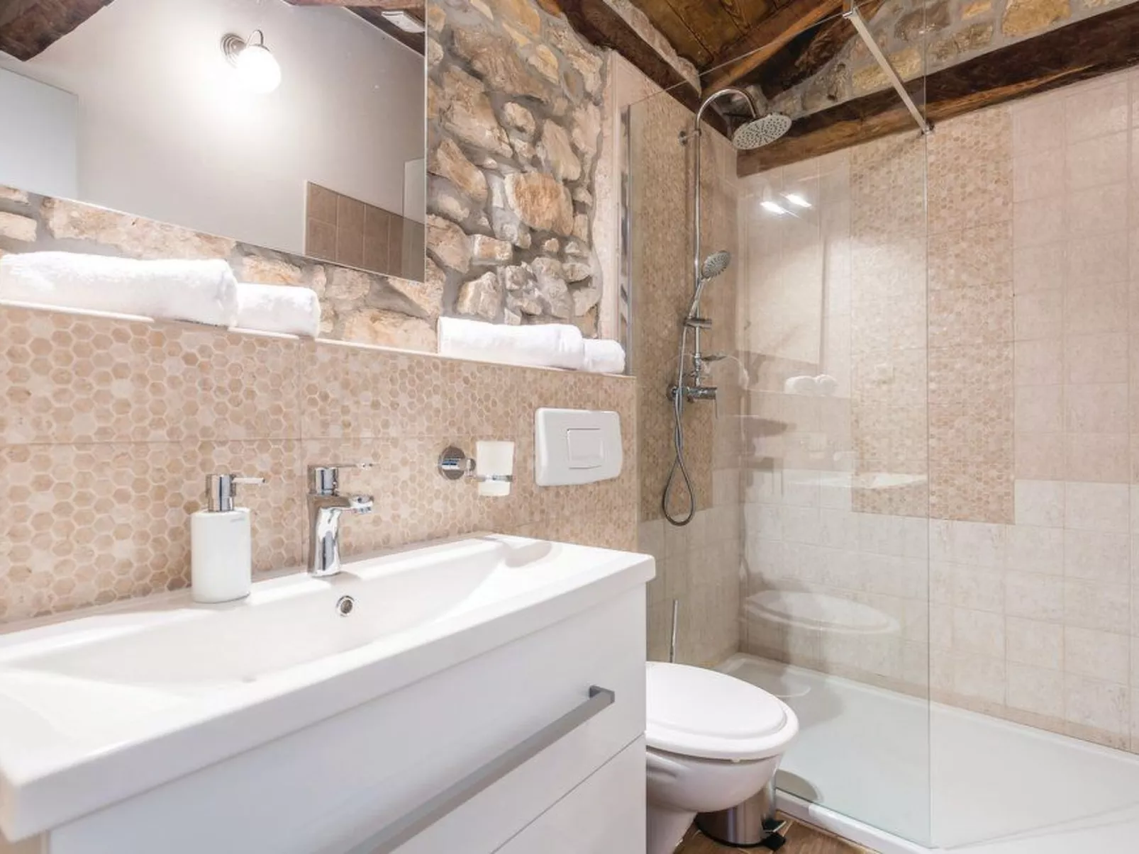 In Lovranska Draga mit großem Kamin-Binnen