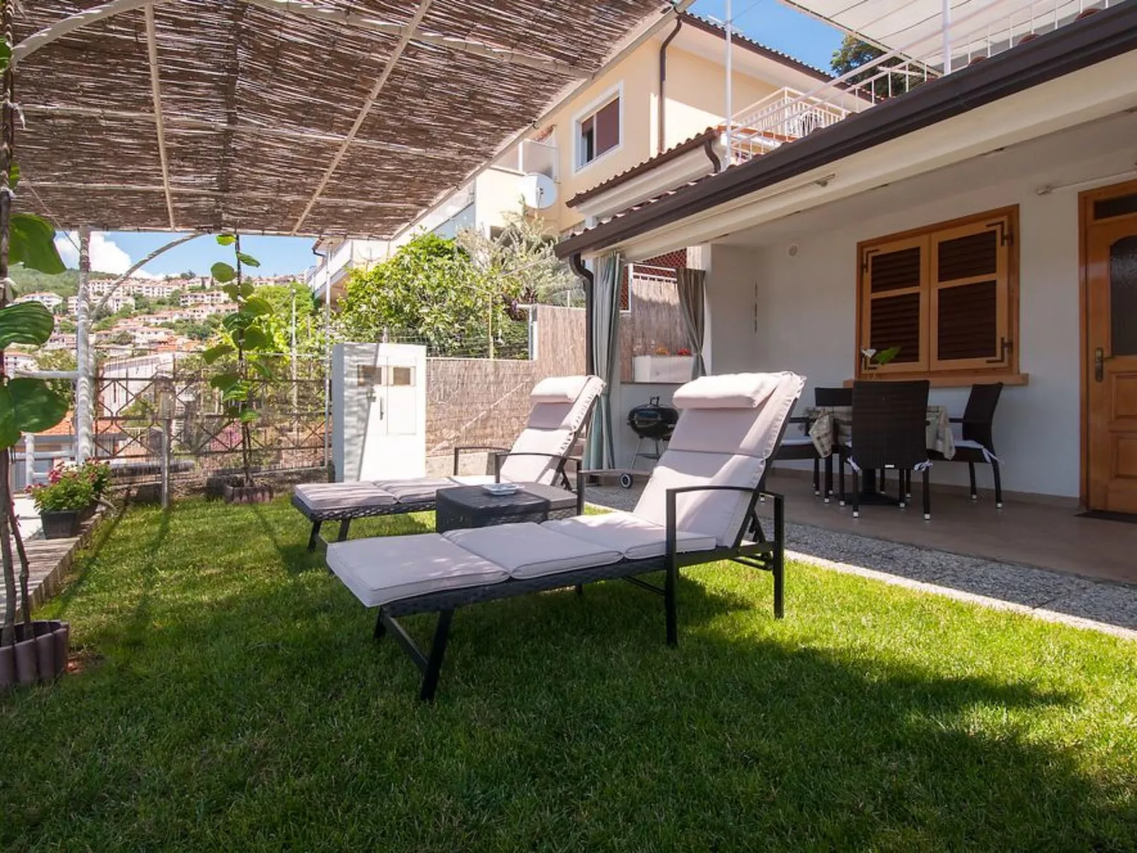 Mit Blick auf das Wasser-Buiten