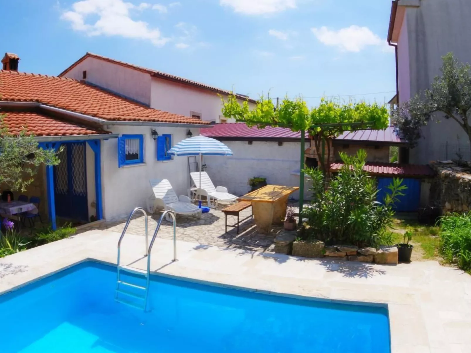 Mit privatem Schwimmbad-Image-tags.info