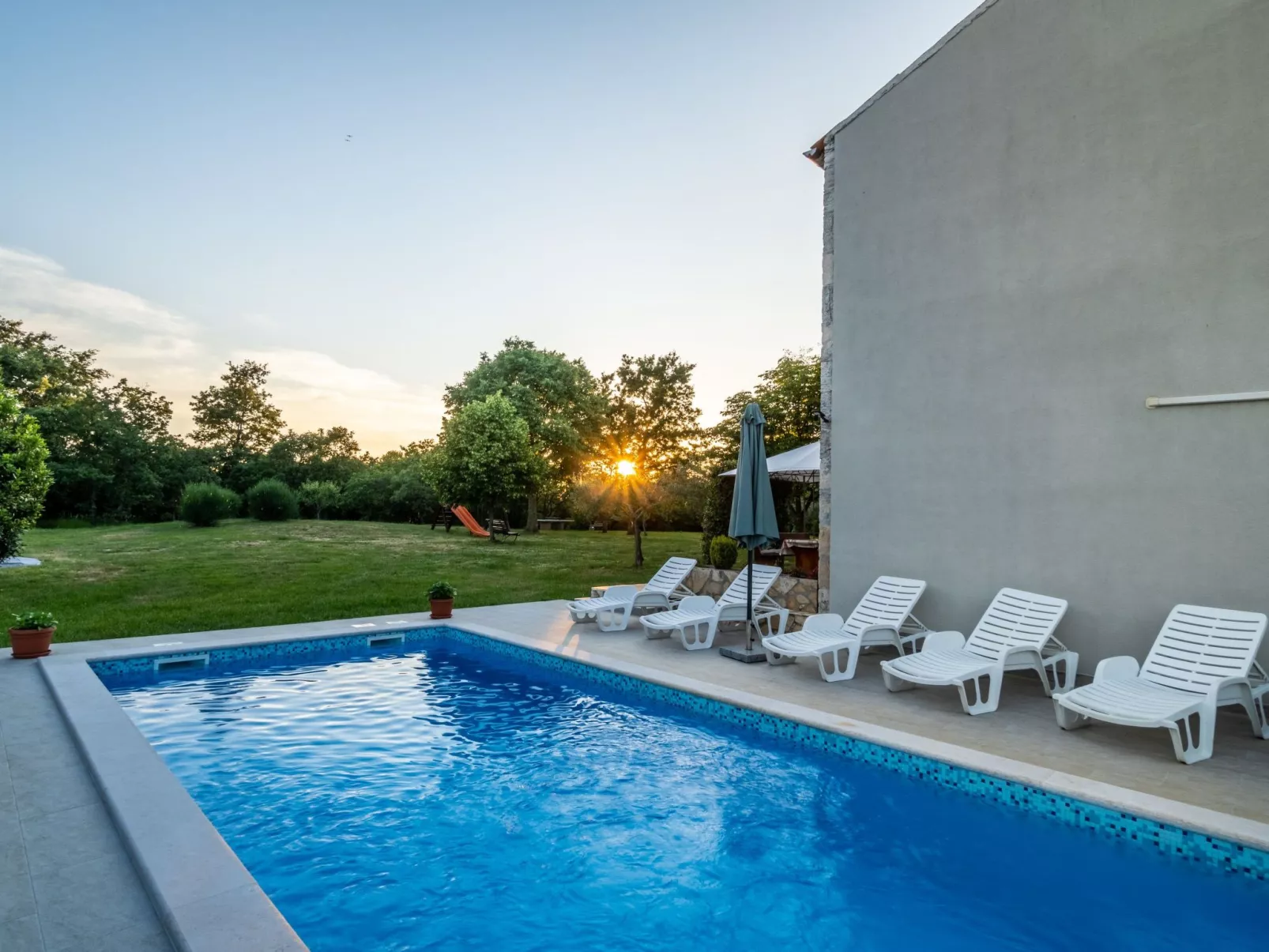 Schönes Haus mit großer grüner Umgebung, Pool-Buiten