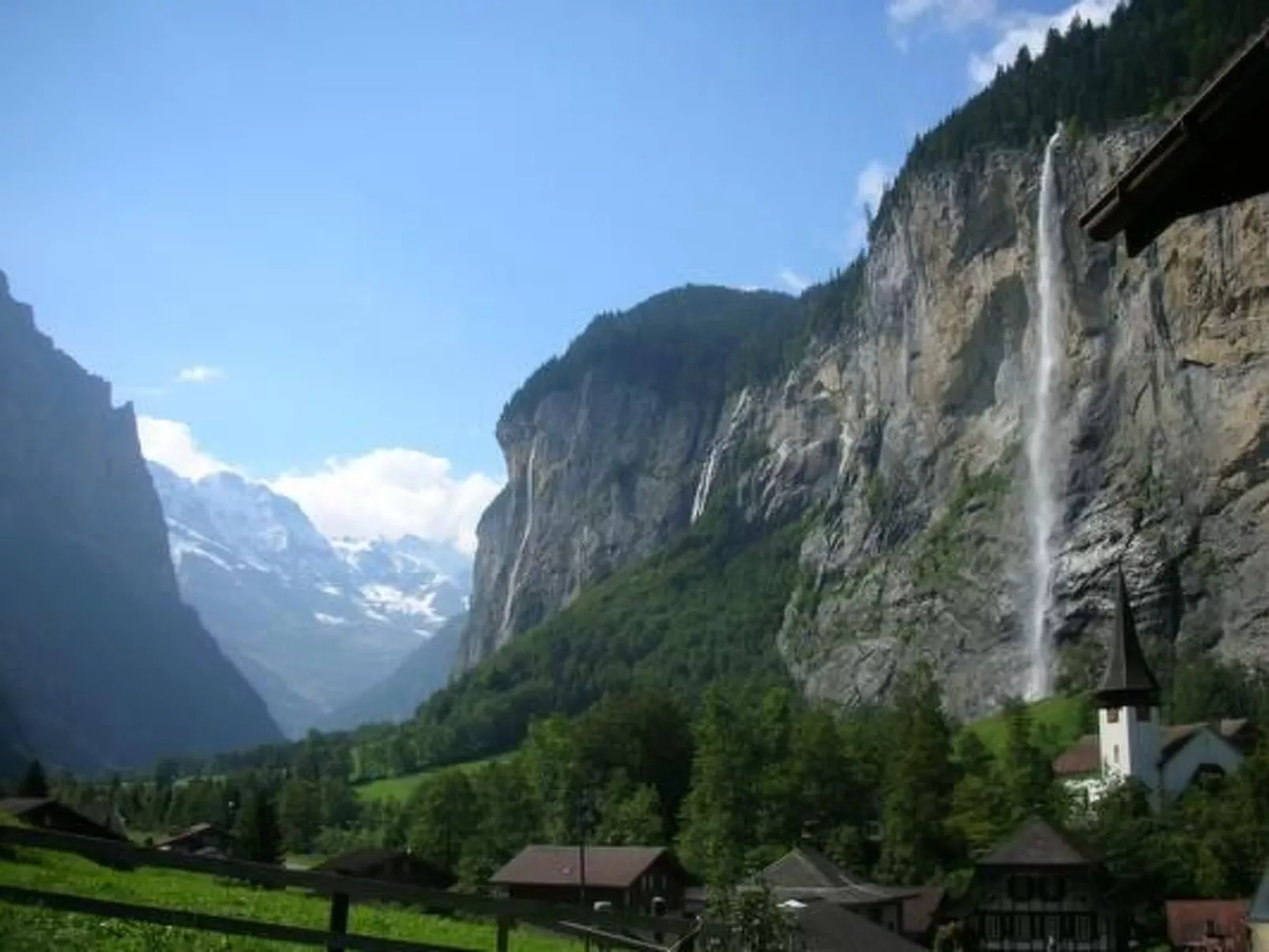Gegenüber den Staubbach Wasserfällen-Buiten