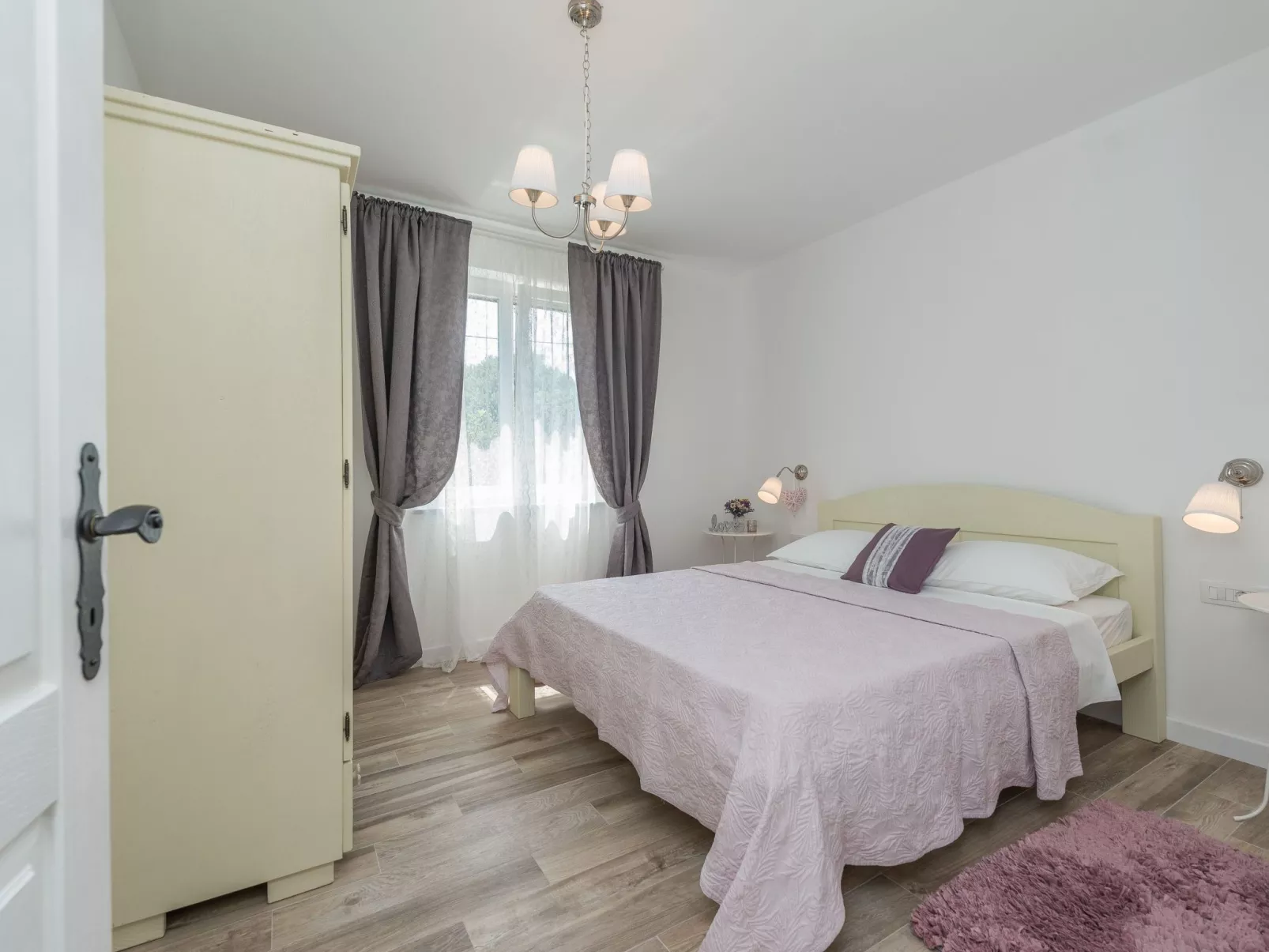 "Ena" mit Blick auf das Wasser-Binnen