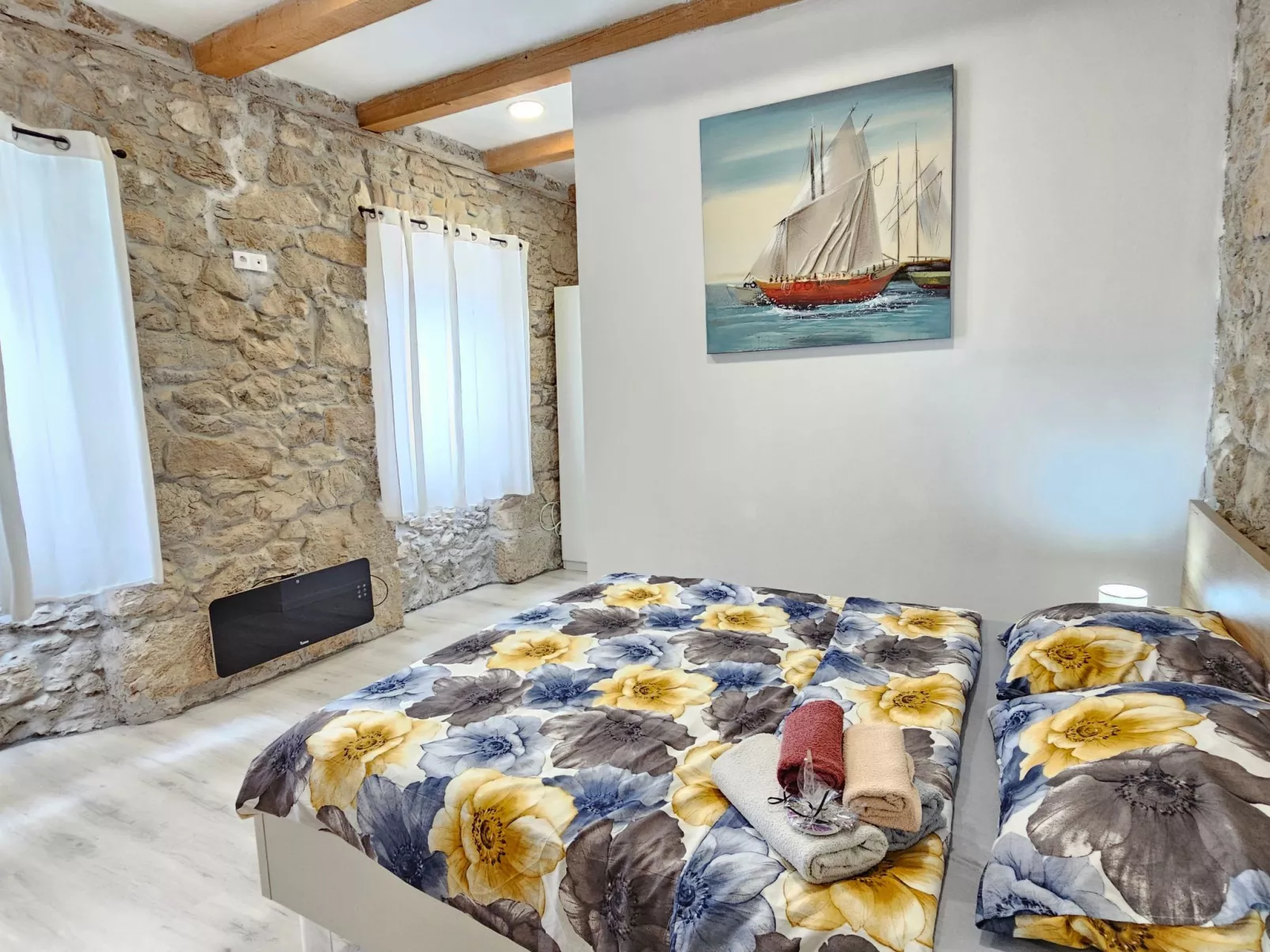 Steinhaus mit privatem Außenpool-Binnen