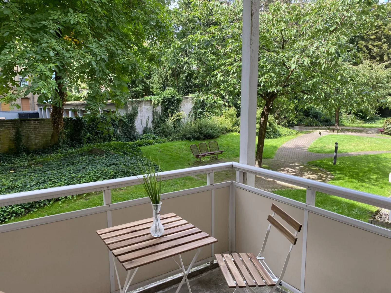 Grüne Oase neben Duisburg Hbf-Buiten