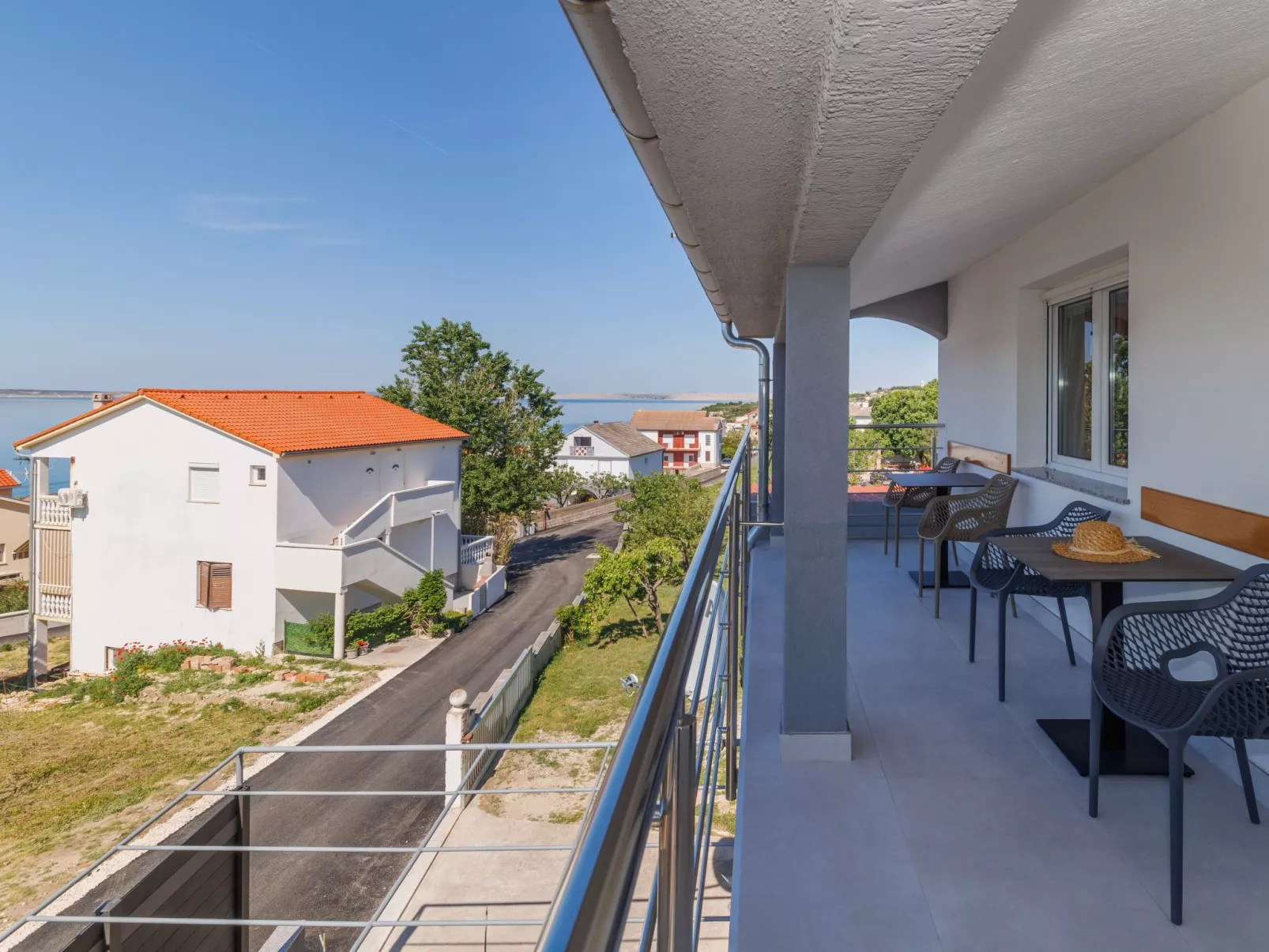 "Zara" mit Blick auf das Wasser-Buiten