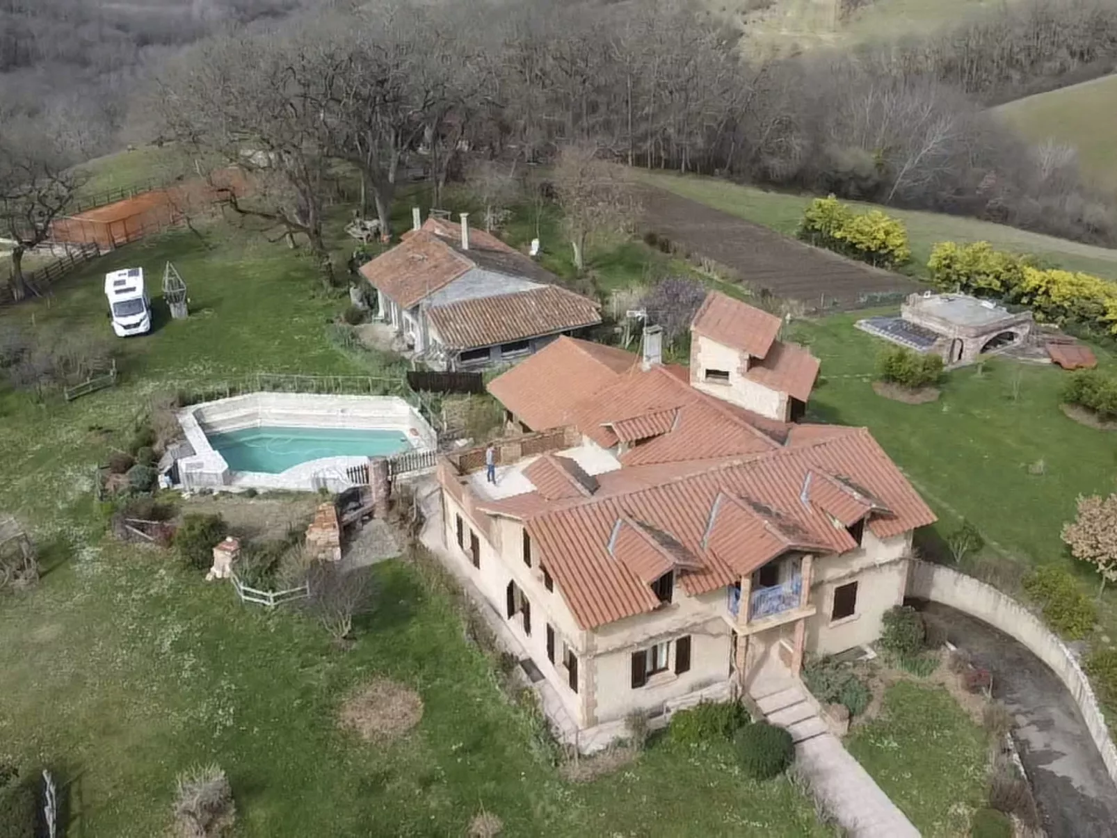 Die Unterkunft für zwei bis sechs Personen, Schwimmbad, Bouleplatz, Spa, Tennis-Buiten