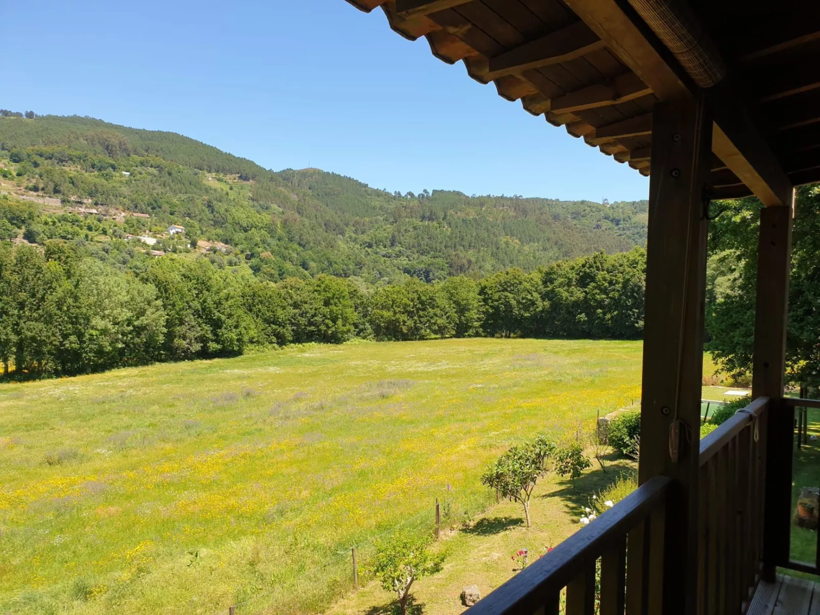 Haus jenseits des Flusses-Buiten