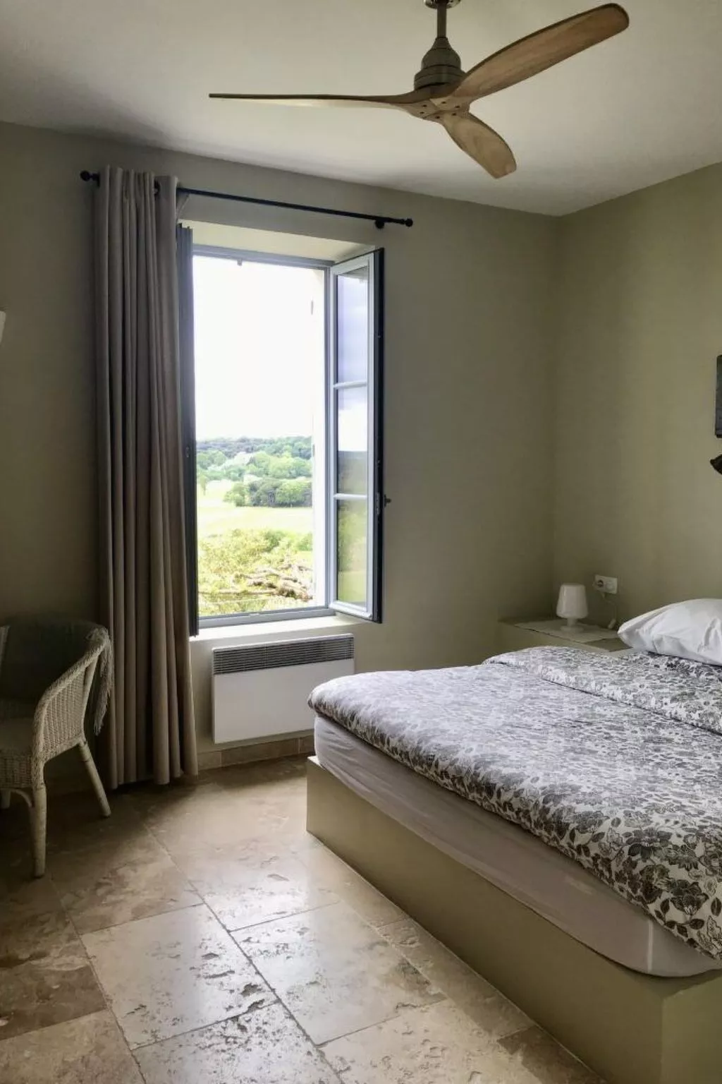 Maison Carrée-Binnen