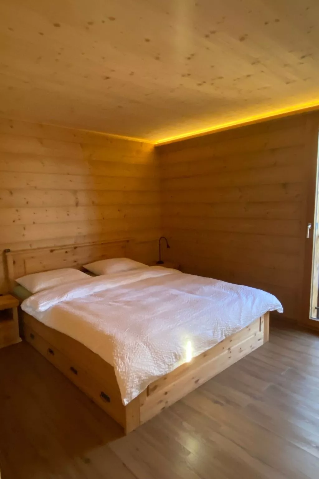 La Perla-Image-tags.info