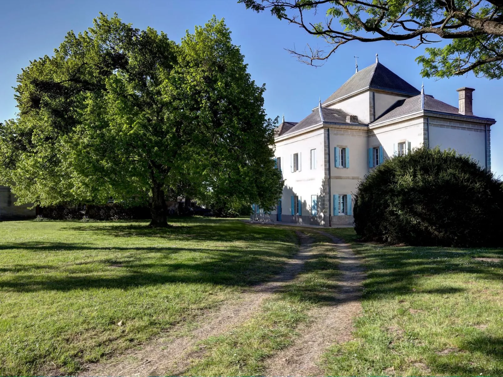 Schloss mit Überlaufpool an der Dordogne-Buiten